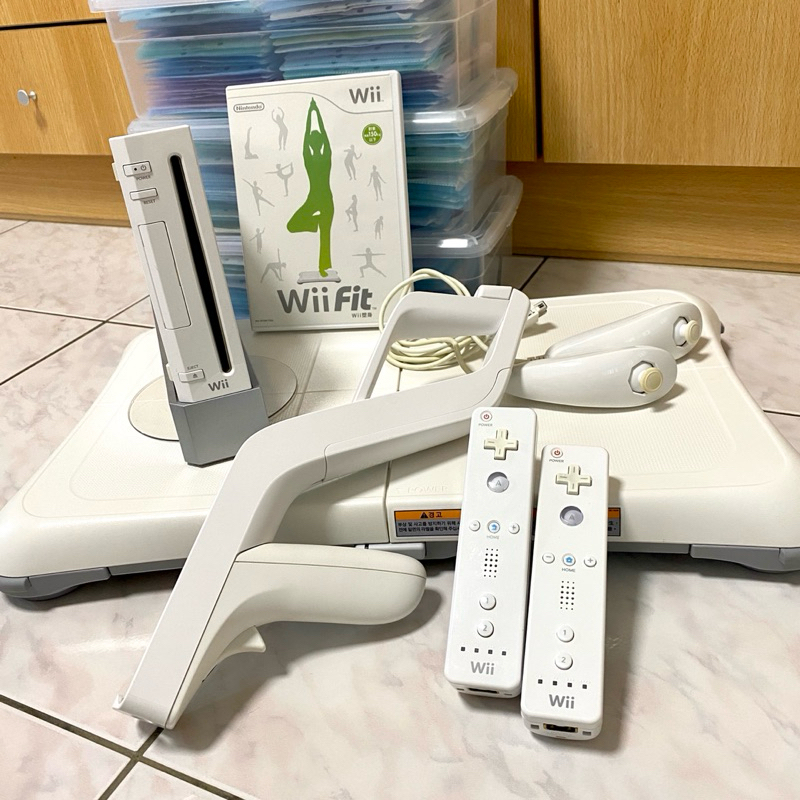 Wii 主機 + Wii fit plus平衡板 +各式配件  全套售 送遊戲書籍