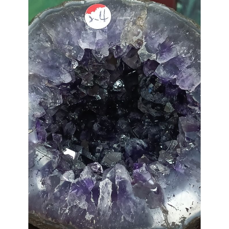 esp級天然 2.4公斤 ((烏拉圭黑紫水晶洞)) 藏風 納氣