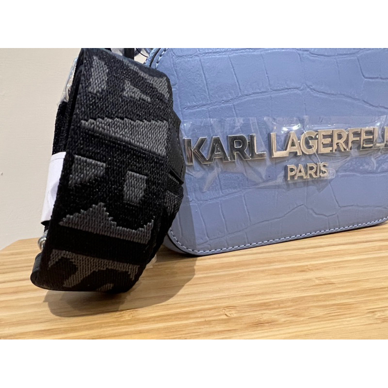 全新-KARL卡爾拉格斐 金屬logo文字粉藍色鱷魚紋相機包