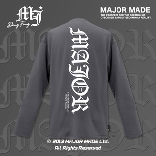 【MAJOR MADE】哥德字後背直向刺繡文字長TEE