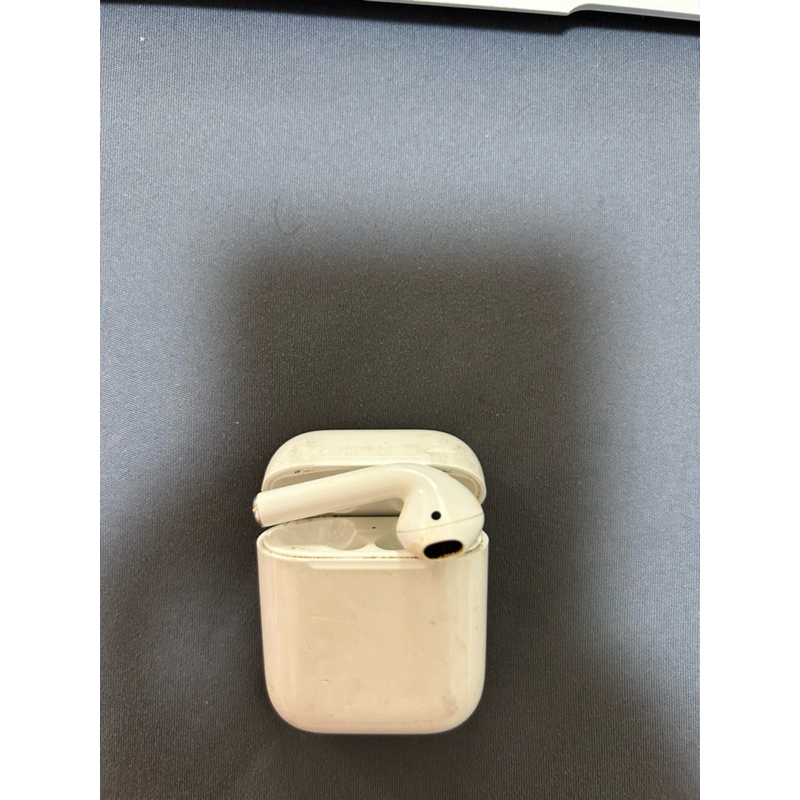 AirPods 盒與右耳