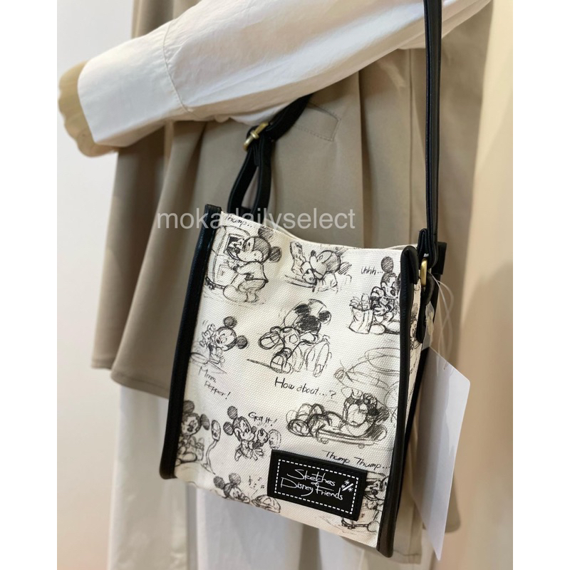 東京迪士尼米奇手繪風側背包 日本代購 直送 背帶可調 米奇金屬扣 肩背包