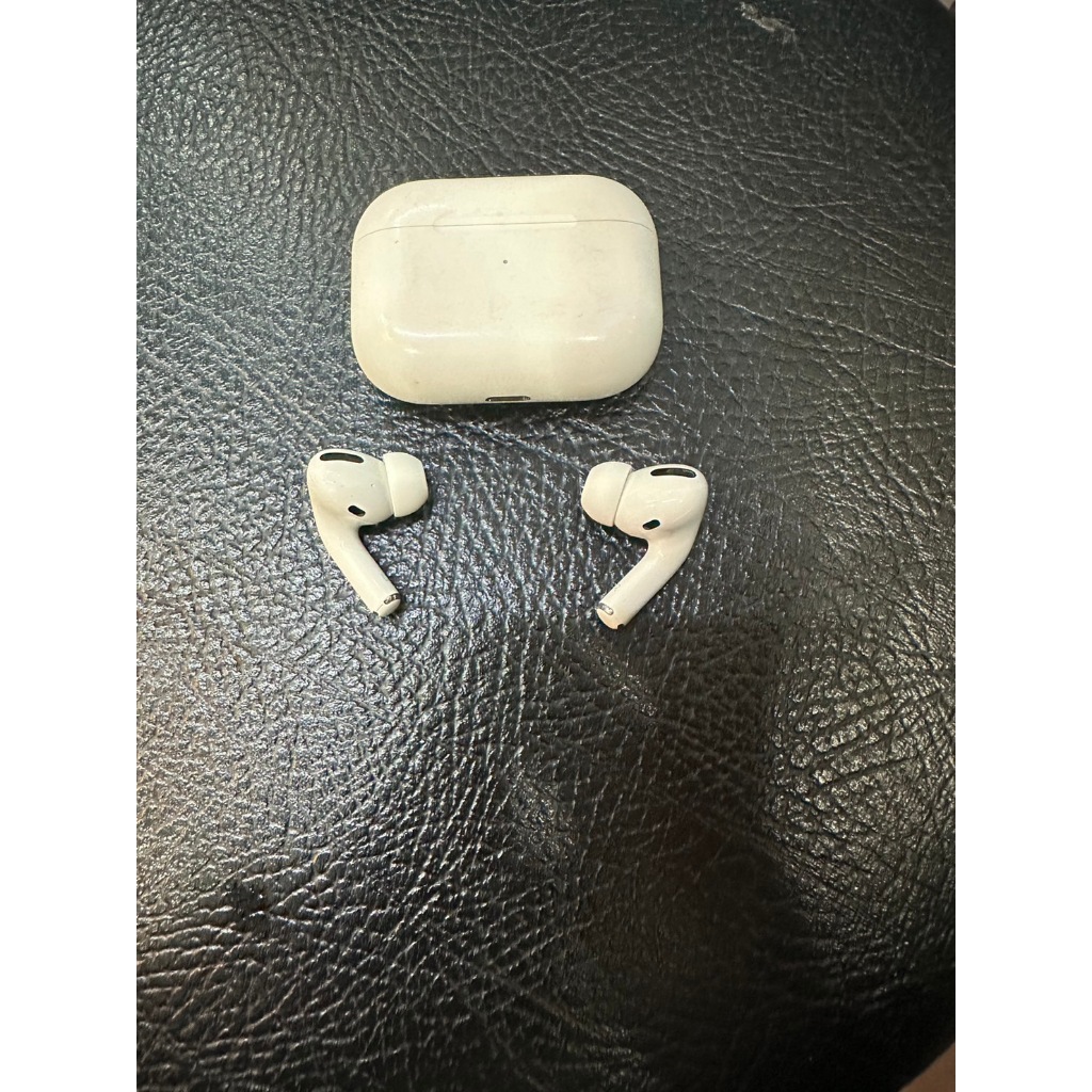 APPLE AIRPOD PRO 外觀9成新 續電力超好 便宜賣 已紫外線 酒精消毒 不議價