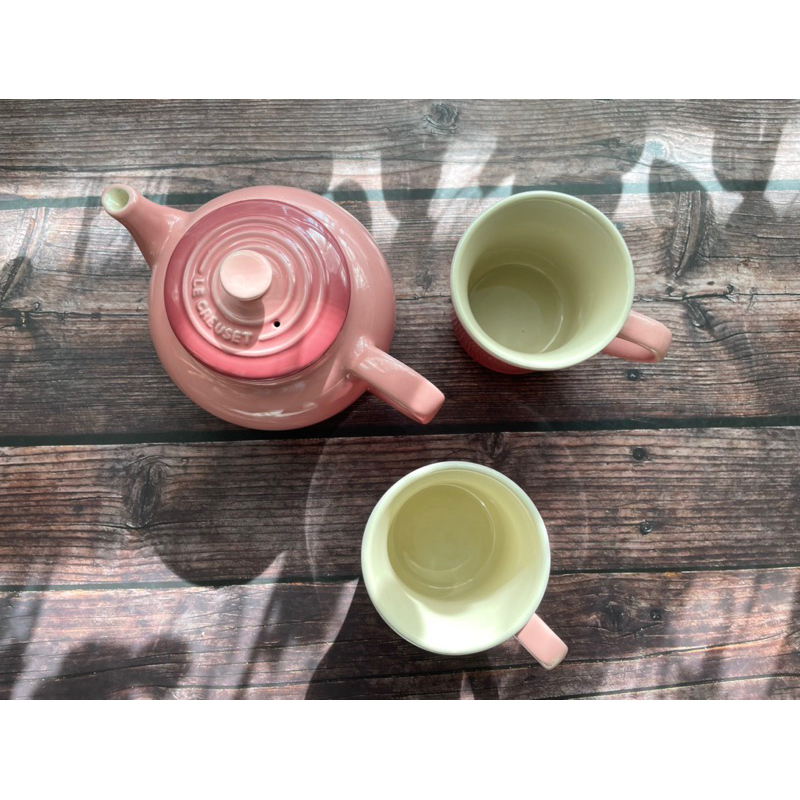 【愛咪雜貨小舖】全新現貨 Le Creuset 花型茶具組 中式茶壺(花型蓋) 新年系列 含花型茶杯盤組2入 茶壺