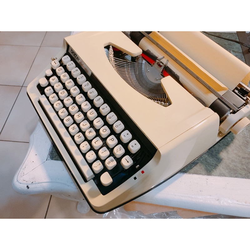 日本名古屋製Brother打字機Deluxe 800早期機械式 乾淨完整 正常作動 色帶有色 附原提盒 辦公事務