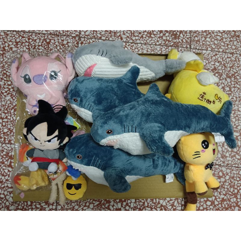 娃娃機商品--正版 6吋史迪奇娃娃、正版 6吋黑悟空娃娃、12吋鯊魚娃娃、其他娃娃，整圖賣。