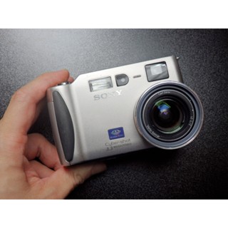 <<老數位相機>>SONY CYBER-SHOT DSC-S70 ( CCD/ 蔡司鏡頭大光圈 F/2 / 附電池)