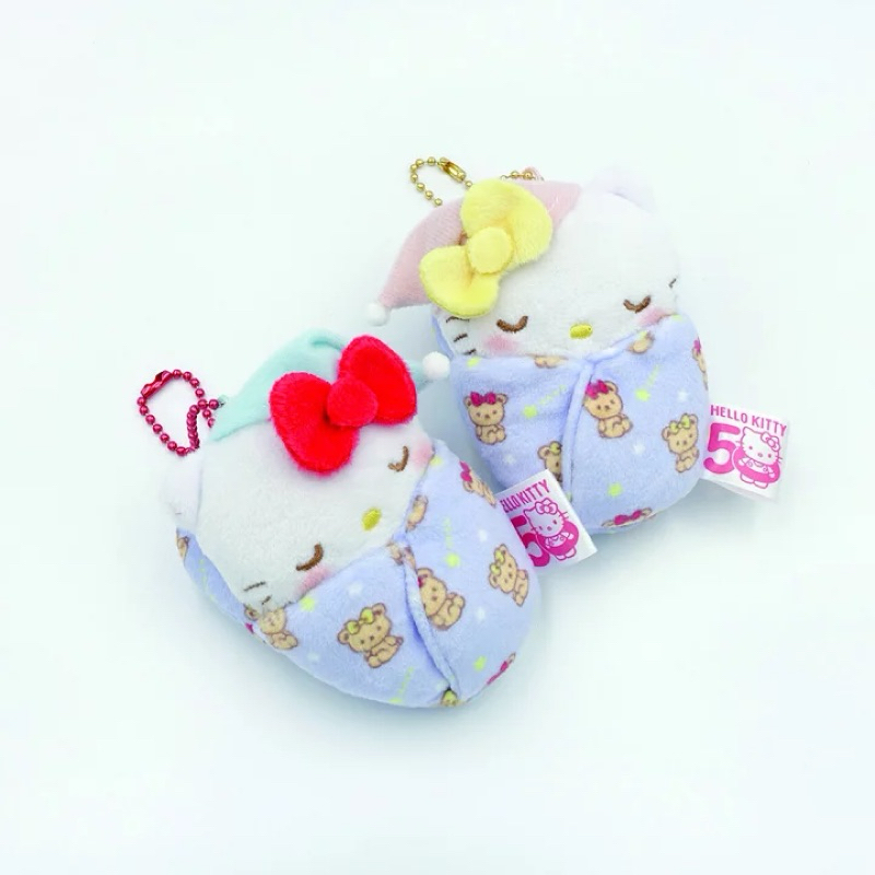 日本 三麗鷗 凱蒂貓50週年紀念款 吊飾娃娃 嬰兒睡袋娃娃 寶寶 Kitty 襁褓