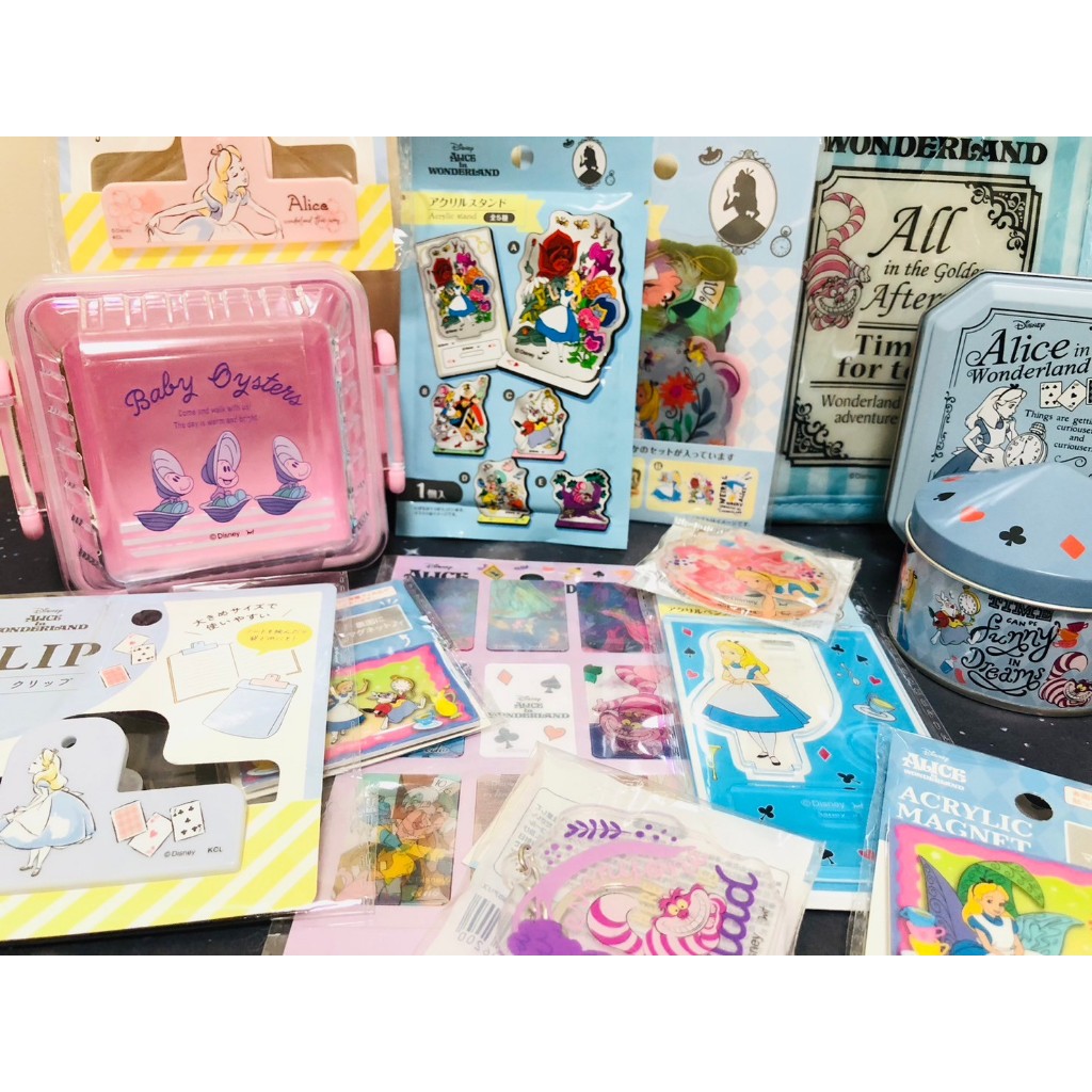 日本雜貨 愛麗絲夢遊仙境 牡蠣寶寶 保鮮盒 妙妙貓 磁鐵 壓克力立牌 筆架 收納袋 吊飾 造型鐵盒 收納盒 貼紙 小牡蠣