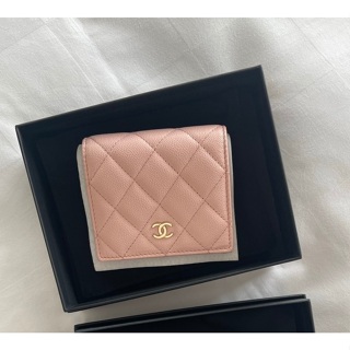 【台灣現貨】Chanel 香奈兒 金色logo粒面牛皮對開短夾(櫻花粉) 皮夾 對折 雙折 錢包 零錢包 卡夾 卡包