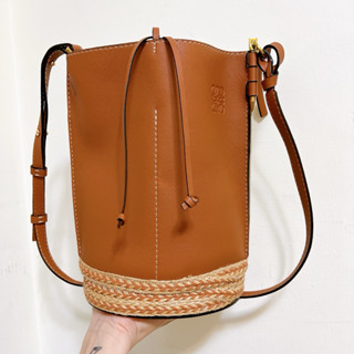 Loewe 牛皮拼帆布肩揹包水桶包草編底部 GATE BUCKET LEATHER BAG