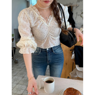 Winni Shop✈️正韓 V領荷葉邊點點泡泡袖上衣 荷葉邊上衣 澎袖 公主袖 荷葉邊上衣 短版上衣 襯衫blouse