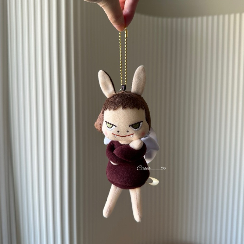 【𝐂𝐚𝐬𝐞𝐬】奈良美智｜日本代購 美術館限定商品 小惡魔版本奈良美智 吊飾玩偶 兔耳朵小惡魔