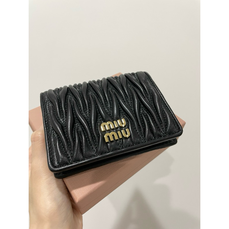 Miu Miu新LOGO真皮納帕皮革短夾錢包