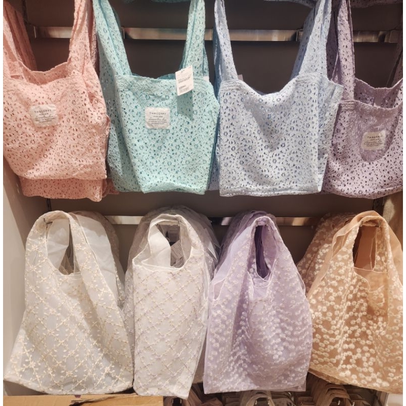 新款大創 DAISO × Threeppy 春夏粉嫩限定色 氛圍感滿滿 小雛菊 小花刺繡 雪紡手提袋 購物袋 手提小福袋