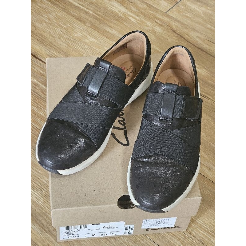 九成新 CLARKS 微尖頭鬆緊帶交叉魔鬼氈休閒鞋 黑色 7號