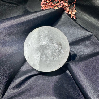 巴西 天然白水晶球6.9公分（無太多加工有微摳 多處暴彩）消磁 風水擺件