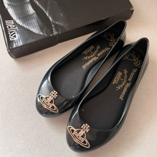 【現貨出清】 Melissa*Vivienne Westwood香水塑料防水防滑 土星飾釦圓頭平底包鞋 黑色35/36號