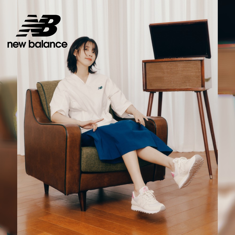【New Balance】 NB V領撞色刺繡短袖上衣_女性_白色_WT41512SST (IU著用款)