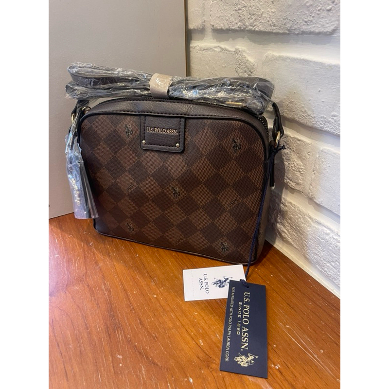 《全新現貨》可放長夾❤️‍🔥禮物🎁美國購入 US POLO ASSN斜背相機包(滿版格紋咖)