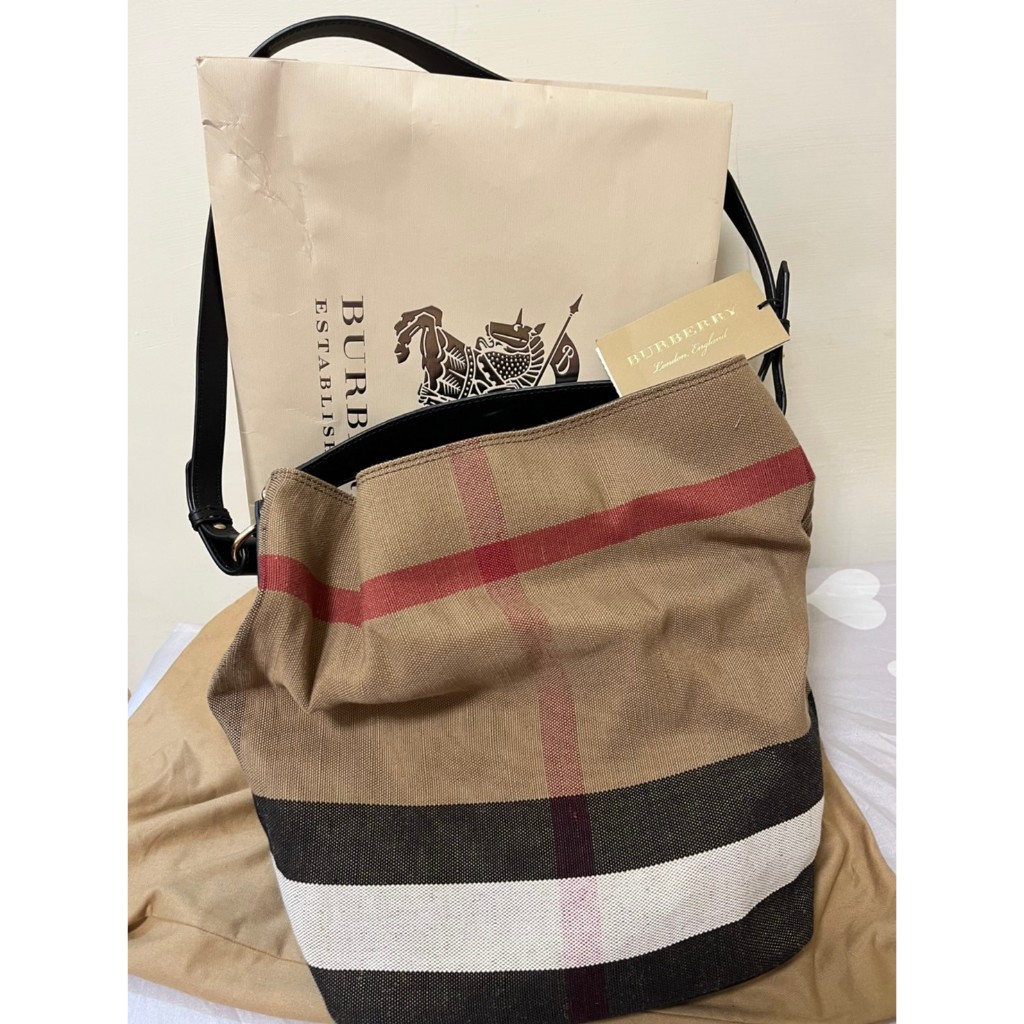 【BURBERRY 】3945726 1 經典 黑色  格紋棉麻拚色手提/斜揹兩用水桶包  千頌伊款