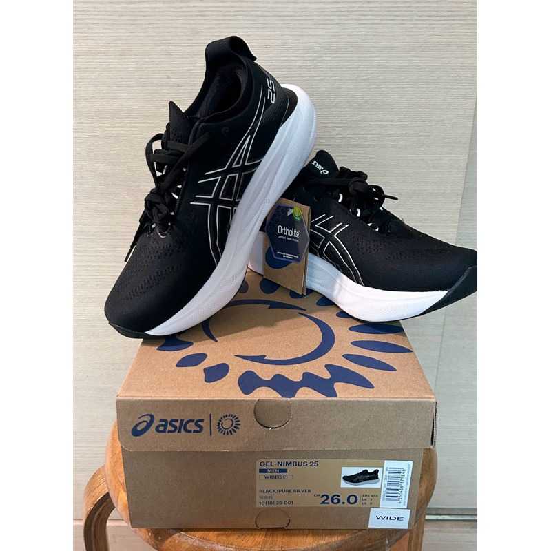 asics 亞瑟士 GEL-NIMBUS 25 2E 男款、寬楦、跑鞋(1011B625-001)男女皆能穿