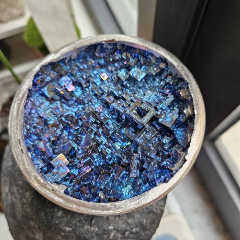 元水晶🎈鉍礦 金屬礦 鉍晶體 鉍礦碗聚寶盆 稀有藍色 金屬礦 神秘城市圖 天使的階梯 附金色展示架