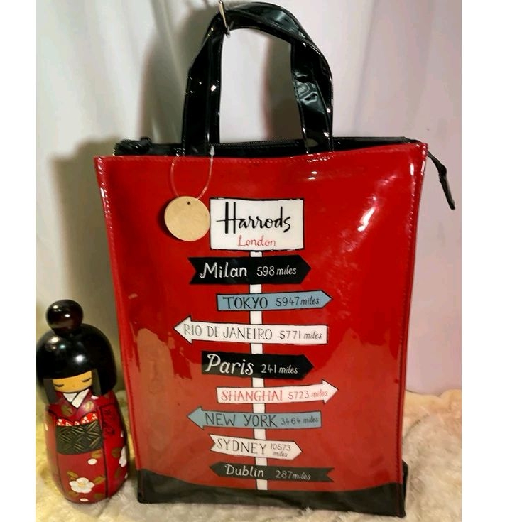 品牌 Harrods London 標誌桿手提包，主袋有拉鍊袋， 精美襯裡 PVC 全新，直式長方形購物包