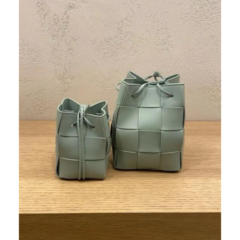 【𝐂𝐚𝐬𝐞𝐬】Bottega Veneta｜BV 小號 鼠尾草綠色編織水桶包 側背包 斜跨包 精品代購 歐洲代購