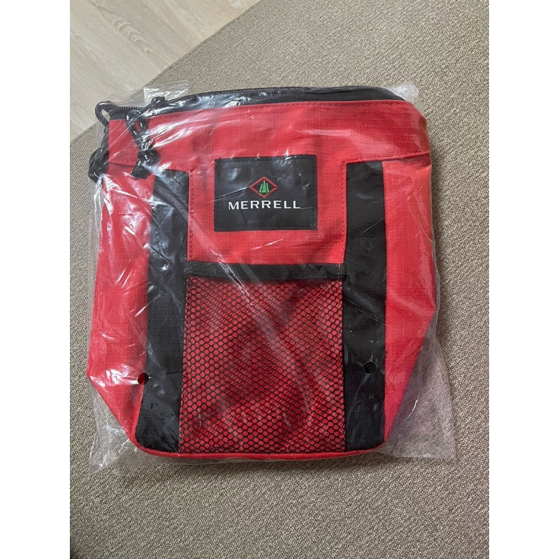 售全新MERRELL輕量斜背袋 腰包/紅色的是25x20公分及藍色的一個22.5x20公分共2個售200元如圖面交私