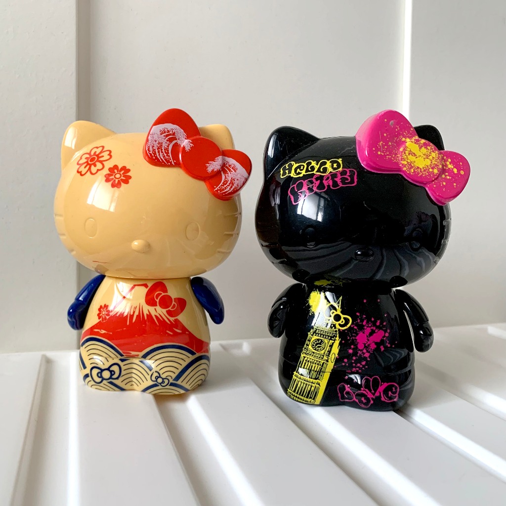 (2款合售) 麥當勞玩具 Hello Kitty彩繪旅行家 2010年 (古典東京&amp;前衛倫敦) ❎ 公仔有泛黃