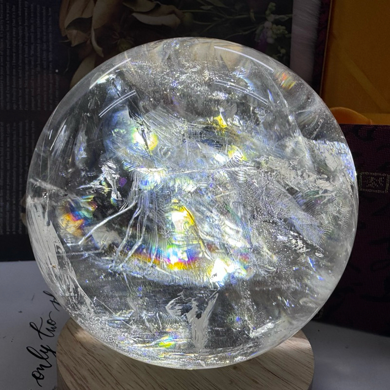 超美彩虹小行星🥰頂級清透料 天然白水晶球6號2080公克 直徑11.4公分❤️收藏送禮 天然彩虹光 頂級白水晶 白水晶球