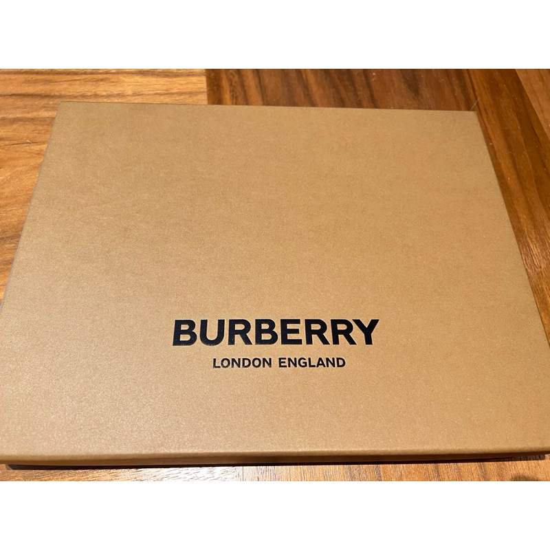 「二手」 Burberry紙盒 $200