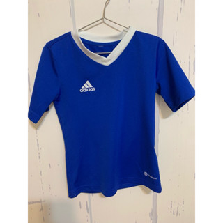 二手童裝 adidas 經典三葉草 logo款 V領 深藍色 寶藍色 愛迪達涼感吸濕排汗 短袖T恤上衣，尺寸128