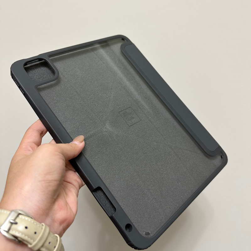 ⍥ 閒閒沒事 ⍥｜現貨實拍｜臺灣出貨🚚｜ （二手）UNIQ iPad Pro11吋-支架式平板保護套（灰）（筆槽款）