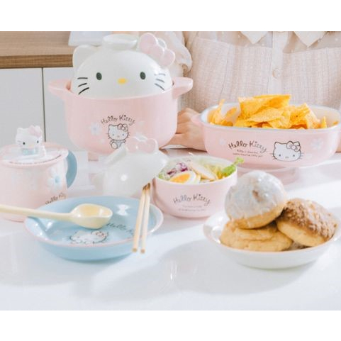 ♥小玫瑰日本精品♥ Hello Kitty 造型陶瓷茶壺附玻璃杯 陶瓷浮雕碗盤3入組 馬克杯墊組 陶瓷湯鍋組 ~ 8