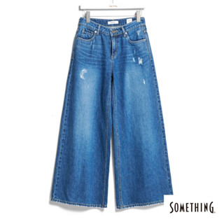 SOMETHING 女款 中腰微破損寬牛仔褲(拔洗藍) 