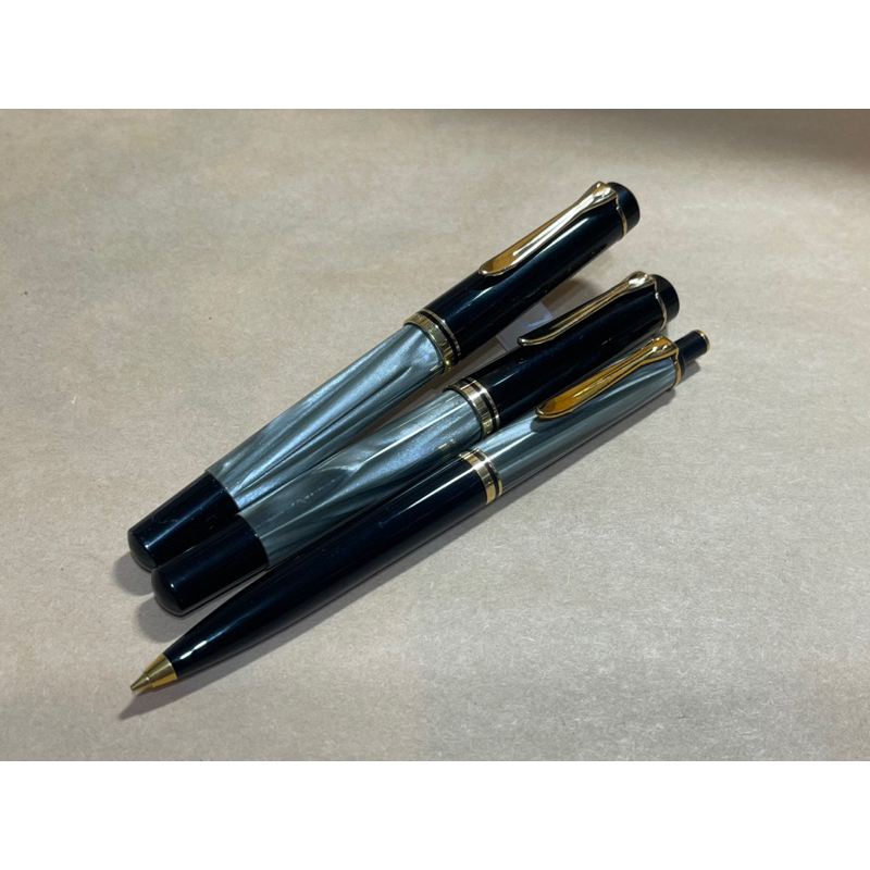 Pelikan 百利金m200大理石紋套筆，含鋼筆（M尖）、原子筆、自動鉛筆（0.5mm)各ㄧ，庫新，無盒。