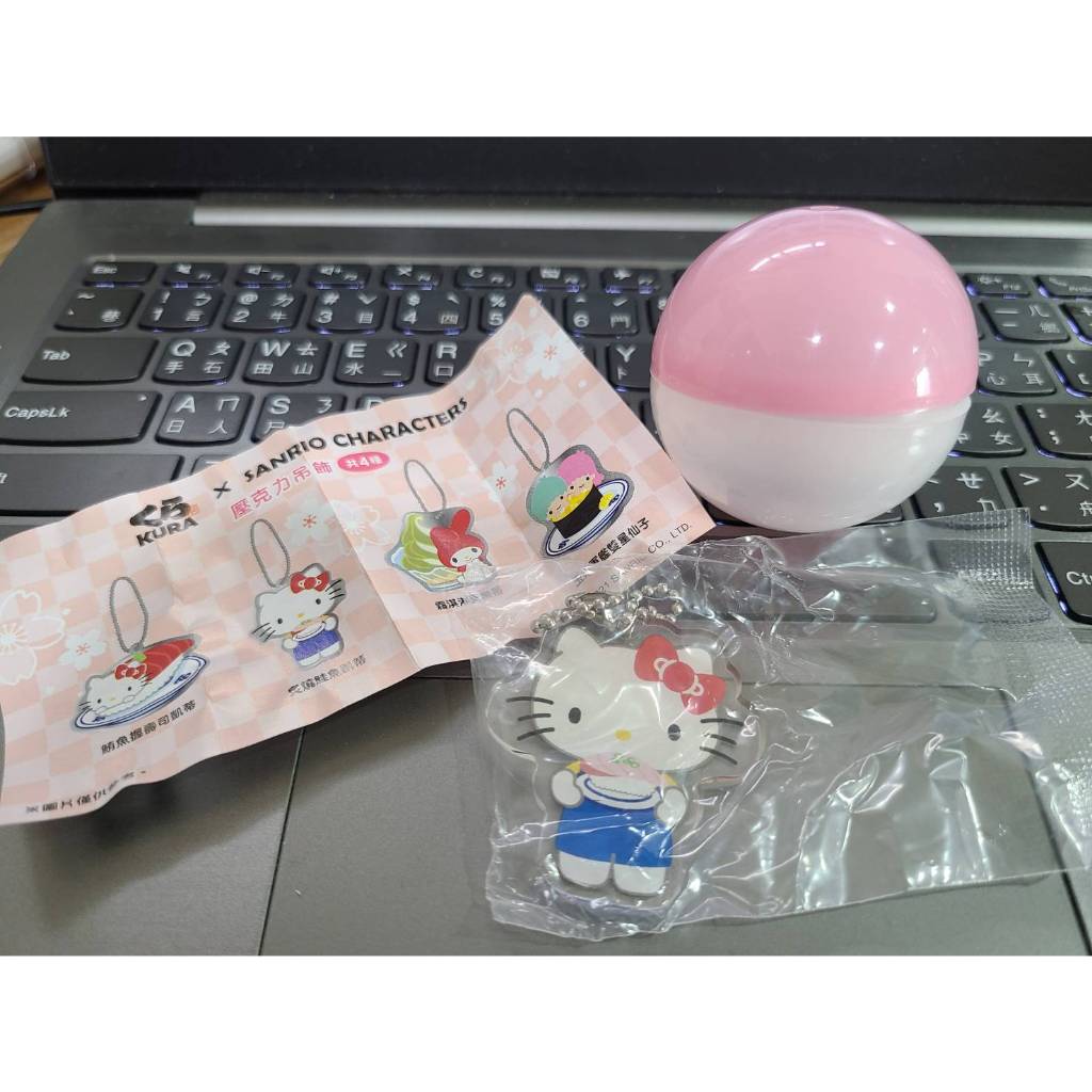 《扭蛋》藏壽司X三麗鷗 Hello Kitty壓克力吊飾 附粉色扭蛋