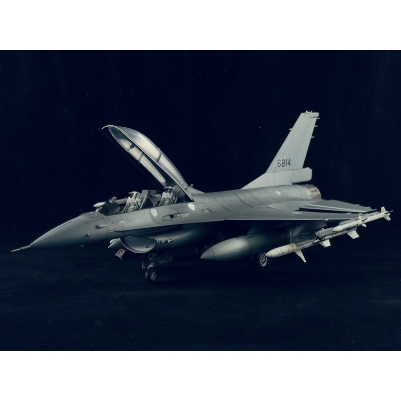 kinetic 1/48 國軍 f-16v雙座機 完成品