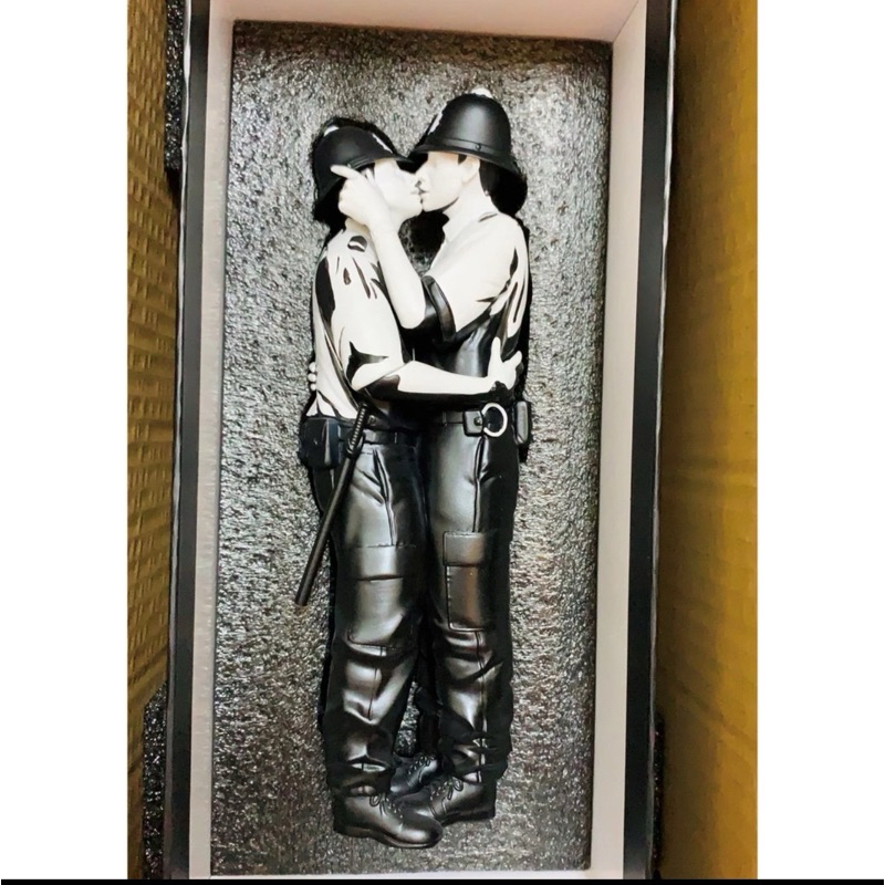 【保證正版】Banksy 親吻警察 愛與和平 Mighty Jaxx Kissing Coppers 尺寸10吋