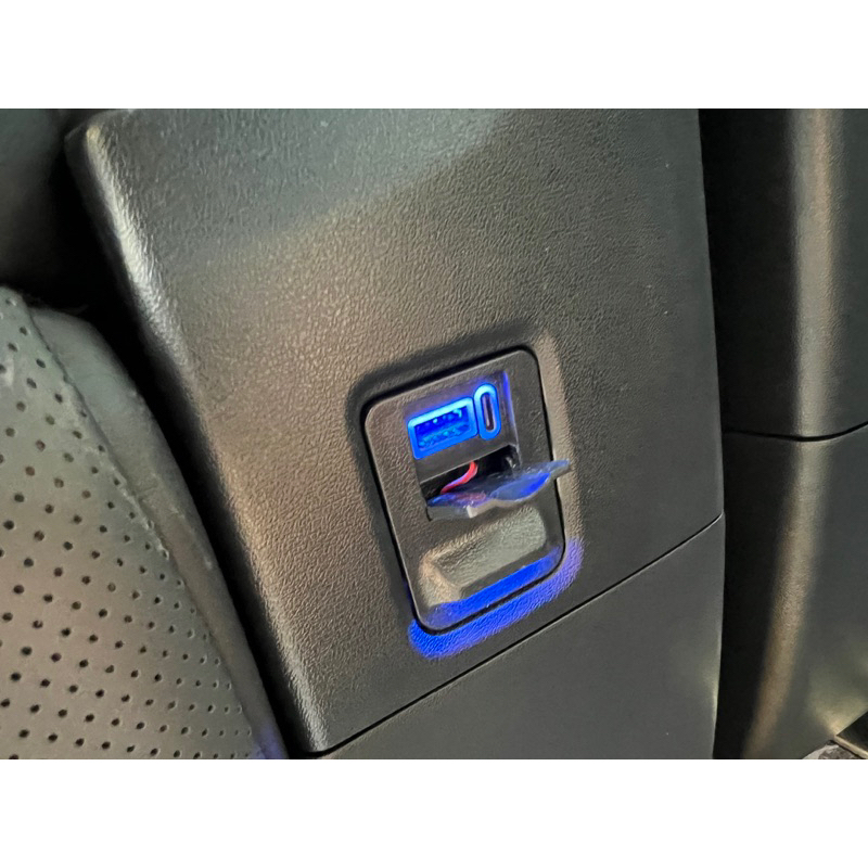 威鑫汽車精品 TOYOTA ALPHARD 30系35系 &amp; LEXUS LM七座專用中排USB/PD/TYPEC充電組