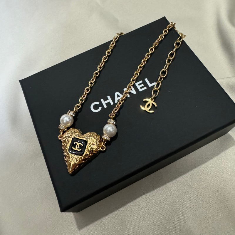 在台現貨🇮🇹30888 Chanel 香奈兒 23K 黑色愛心珍珠頸鏈 項鍊