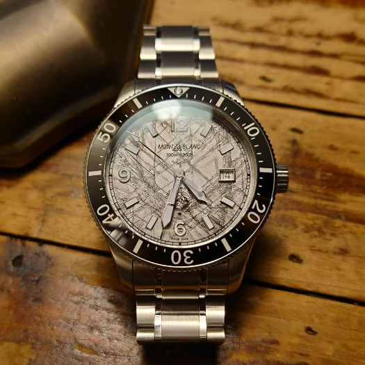 萬寶龍 1858 系列 ICED SEA 日期顯示自動腕錶 灰色冰川圖案錶盤