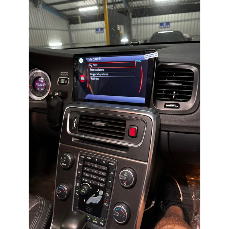 Volvo S60, V40, v60等車款專用安卓主機，8核心，內建Carplay，能顯示原車資訊顯示