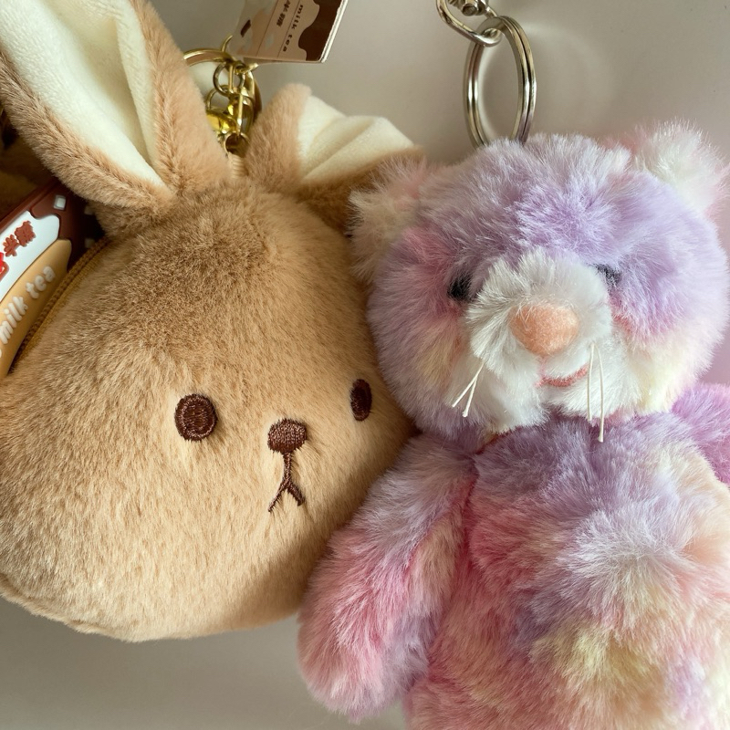 現貨 全新 可愛娃娃鑰匙圈 吊飾 婚禮小熊 珍珠奶茶系列零錢包 巧克力熊 巧克力兔 包掛 彩色渲染熊熊 毛絨玩具 娃娃機