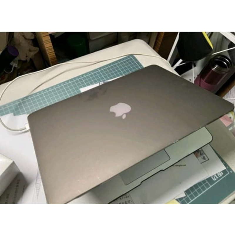 女大學讀書用 MacBook Air 13吋 A1466/i5/8G/128G，附原廠充電器、包裝盒、筆電保護殼