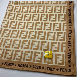 Fendi 米咖啡字母logo圖案絲棉手帕，大尺寸58公分