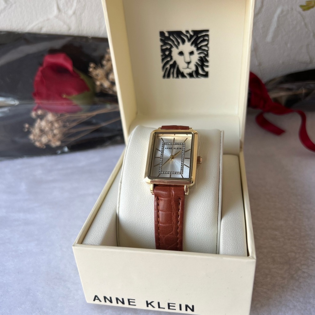 &lt;現貨&gt;美國紐約時尚品牌 Anne Klein AK 女性 氣質壓紋皮革水晶方錶
