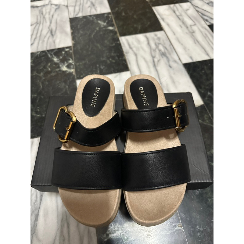 達芙妮金釦設計平底拖鞋，尺寸22.5（35）